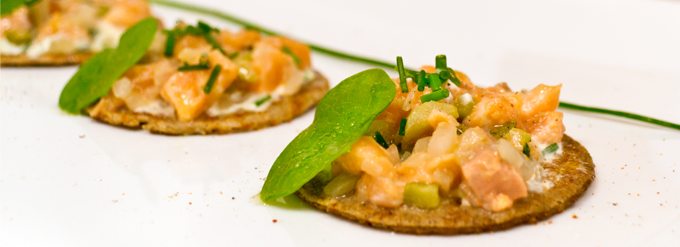 Tartare de saumon et ses blinis de blé noir