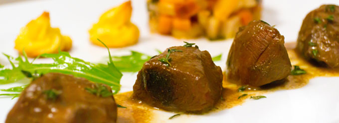 Civet de chevreuil à la bière, pommes duchesse et papillote de légumes